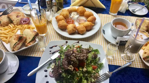 WOW Restaurant & Bar in บุดวา