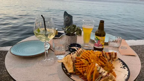 Wave Cafe Bar in Samos