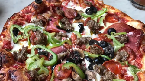 Old Town Pizza & Brewing in มัลท์โนมาห์ เคาน์ตี