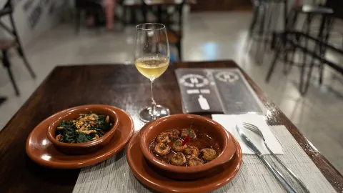 Hermanos Tapas and Wine Bar in コロン