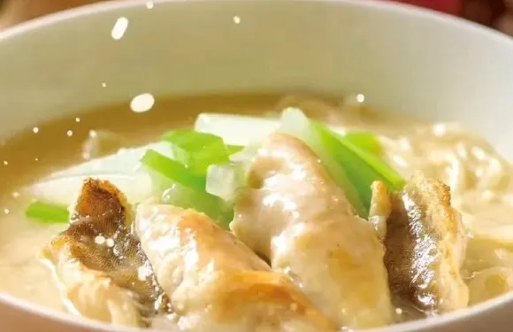 鯨吞麵館·小黃魚麪