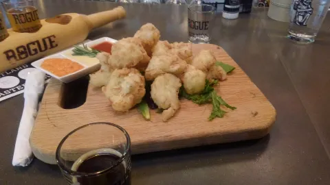 Rogue Portland Public House in มัลท์โนมาห์ เคาน์ตี