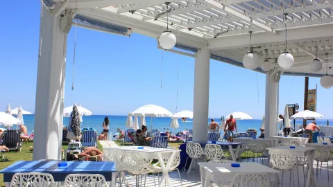 Boutique Seaside Restaurant & Bar in Planos