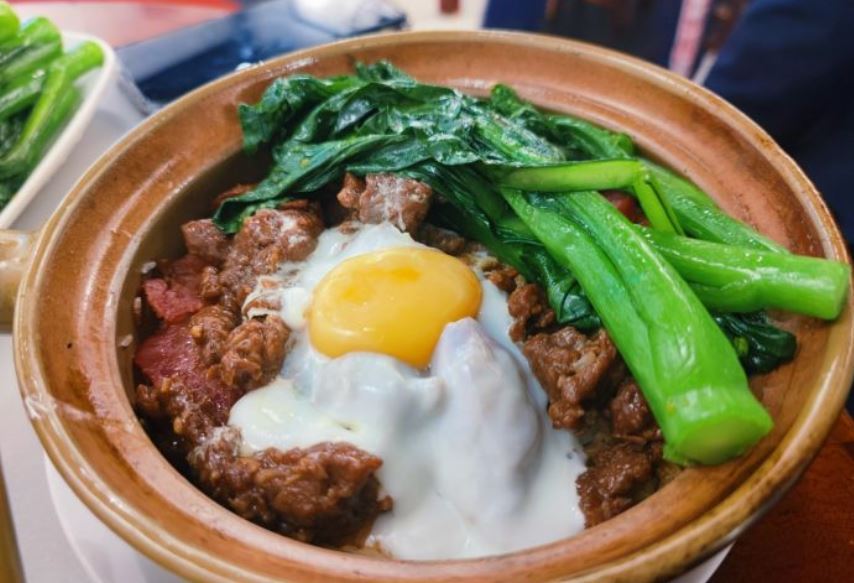 窝蛋牛肉腊肠饭
