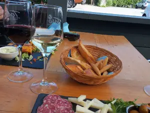 Curious Cat Wine Bar