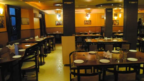 Utsav Restaurant & Banquet Hall in 주나가드
