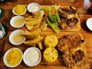 Betsy’s Grill and Restobar(Moalboal)