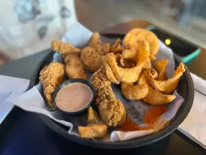 Dawg House Bar & Grill ( Elyria, OH )