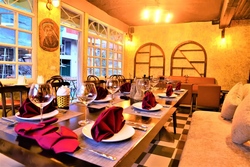 Saparis Restaurant & Cocktail Bar