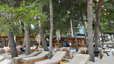 Ured Beach Bar in Bol