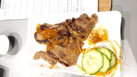 Izzy | Pub • Sushi Bar in 레온 카운티