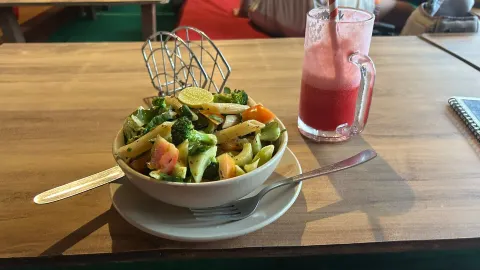Shambala Cafe in Ришикеш