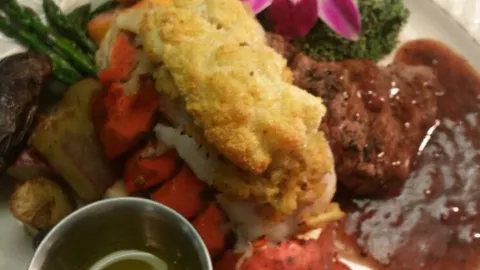 Kaye's By The River in 에버리 카운티