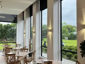 HoneyWood Cafe