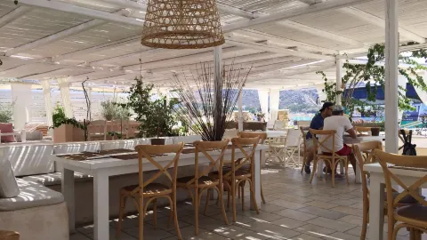 Salt Restaurant Bar in イオス島