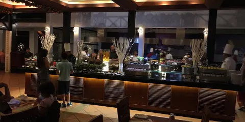 Tuskers Restaurant & Bar