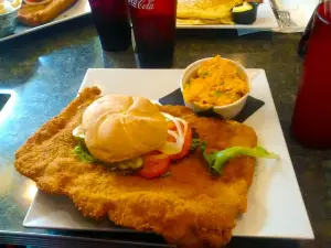 Newton's Paradise Cafe