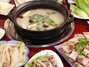 麗江特色臘排骨湯鍋