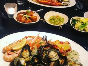 Dakota Edinburgh | Bar & Grill