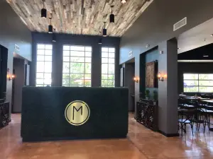 Mako’s On The Creek