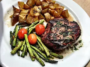 8 Mile Bar & Grill