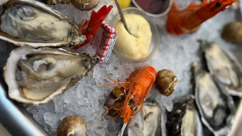 Le petit OYSTER BAR in แคสซิส