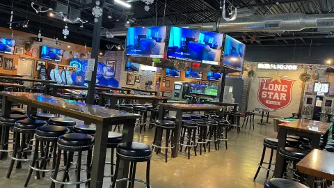 Woody's Hideaway Bar And Grill in 米德蘭