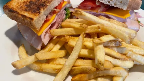 Mildred's Big City Food in ゲーンズビル