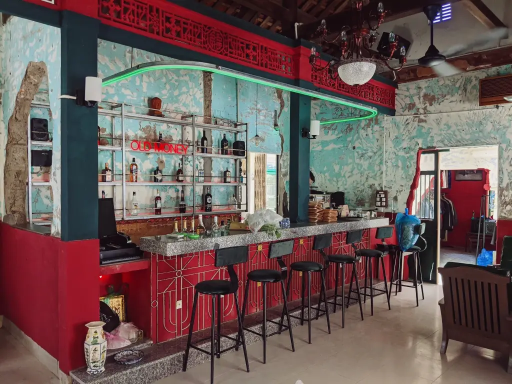 OLD MONEY cafe & cocktails