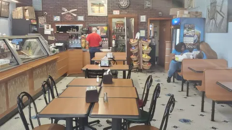 Downtown Subs and Wings in レフロア