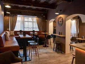 Black Wall Caffe & Cocktail Bar