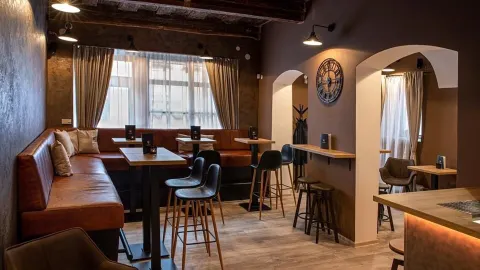 Black Wall Caffe & Cocktail Bar in Regione di Vysočina