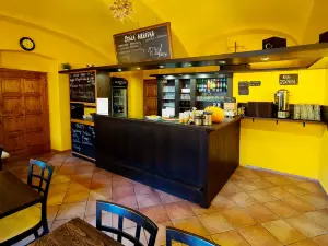 Lucky's Vege Bistro