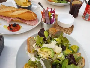 Le Petit Square Cafe