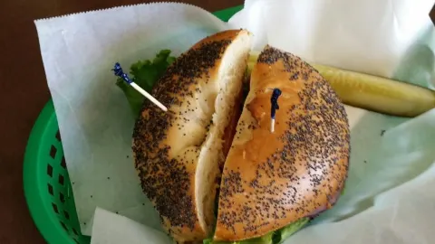 Oasis Bagels in กู้ดเยียร์