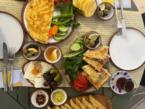 Sari Demlik Breakfast