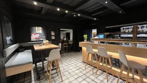 Der Löwen in 布盧登茨