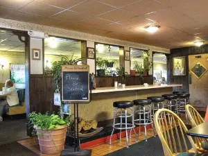 Banana Curve Diner
