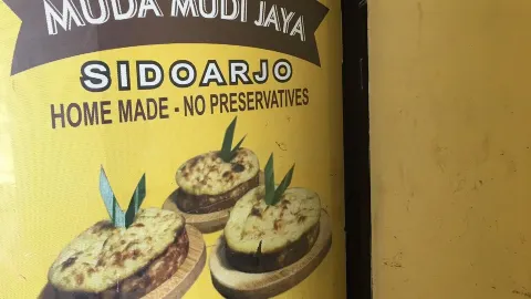 Kue Lumpur Muda Mudi Jaya Sidoarjo in Gresik Regency