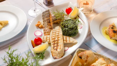 Riva Restaurant & Bar in สปลิต-ดัลเมเชีย