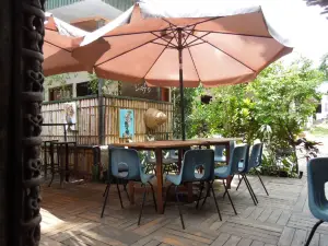 Arne's Cafe