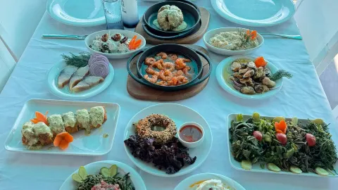 Ilyosta Restaurant in ไอวาลิค