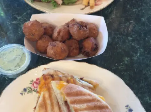 Bakery & Cafe Nonies