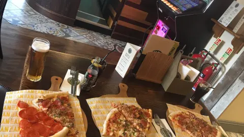 Thirsty Bear Pub & Pizza Restaurant in レディング