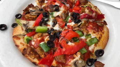 Boston's Pizza Restaurant & Sports Bar in Columbus