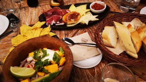 Vibes by Quince Restaurant in Llevant