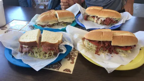 PJ's Deli in ลอมพอค