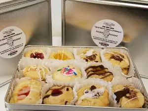 Aunt Mia's Gourmet Cookie & Gift Shoppe