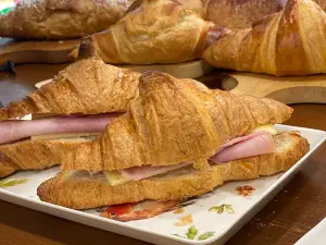 Parea Artisan Cafe & Delisserie