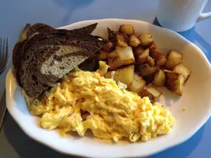 Narrow's Crossing Restaurant & Lounge